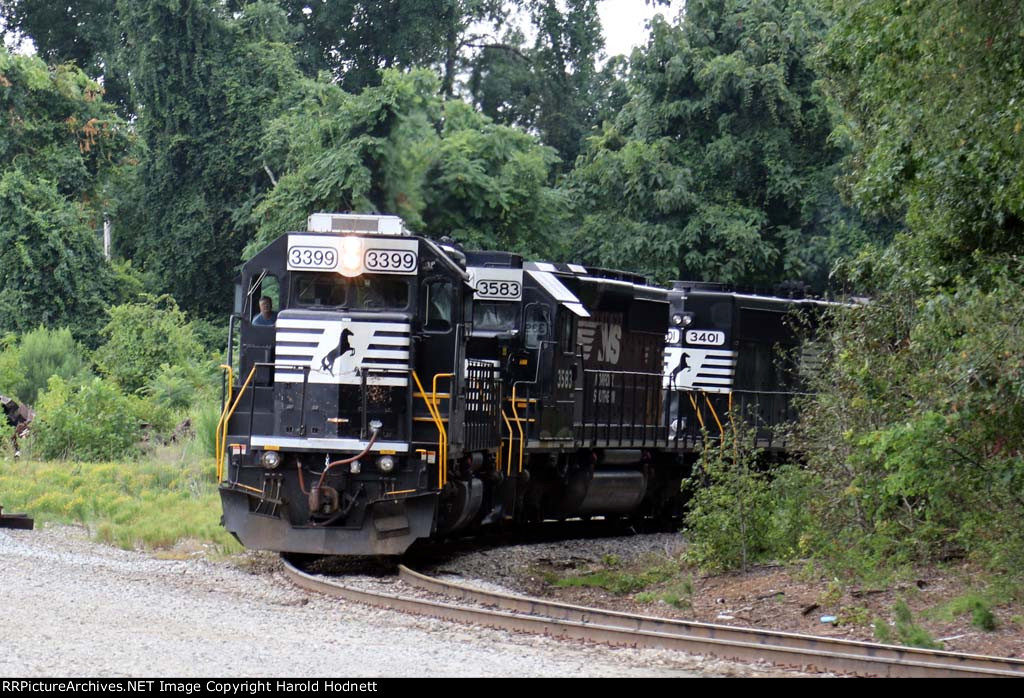 NS 3399 leads train P94 around the wye onto the K line